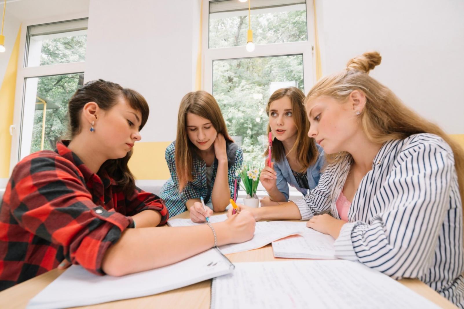 Teilnehmer während einer Gruppenübung beim Verhaltenspsychologie Workshop